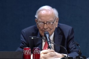 60年！巴菲特宣布年末交棒，全场起立掌声久久不息