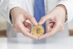 如何分析黄金价格的市场行情？这种市场行情如何影响投资策略的调整？