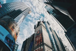 高层建筑的施工流程是怎样的？这种施工流程对建筑质量有什么影响？