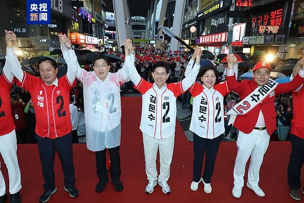 在野党总统候选人李在明来势汹汹 韩执政党能否“尹”退为进？